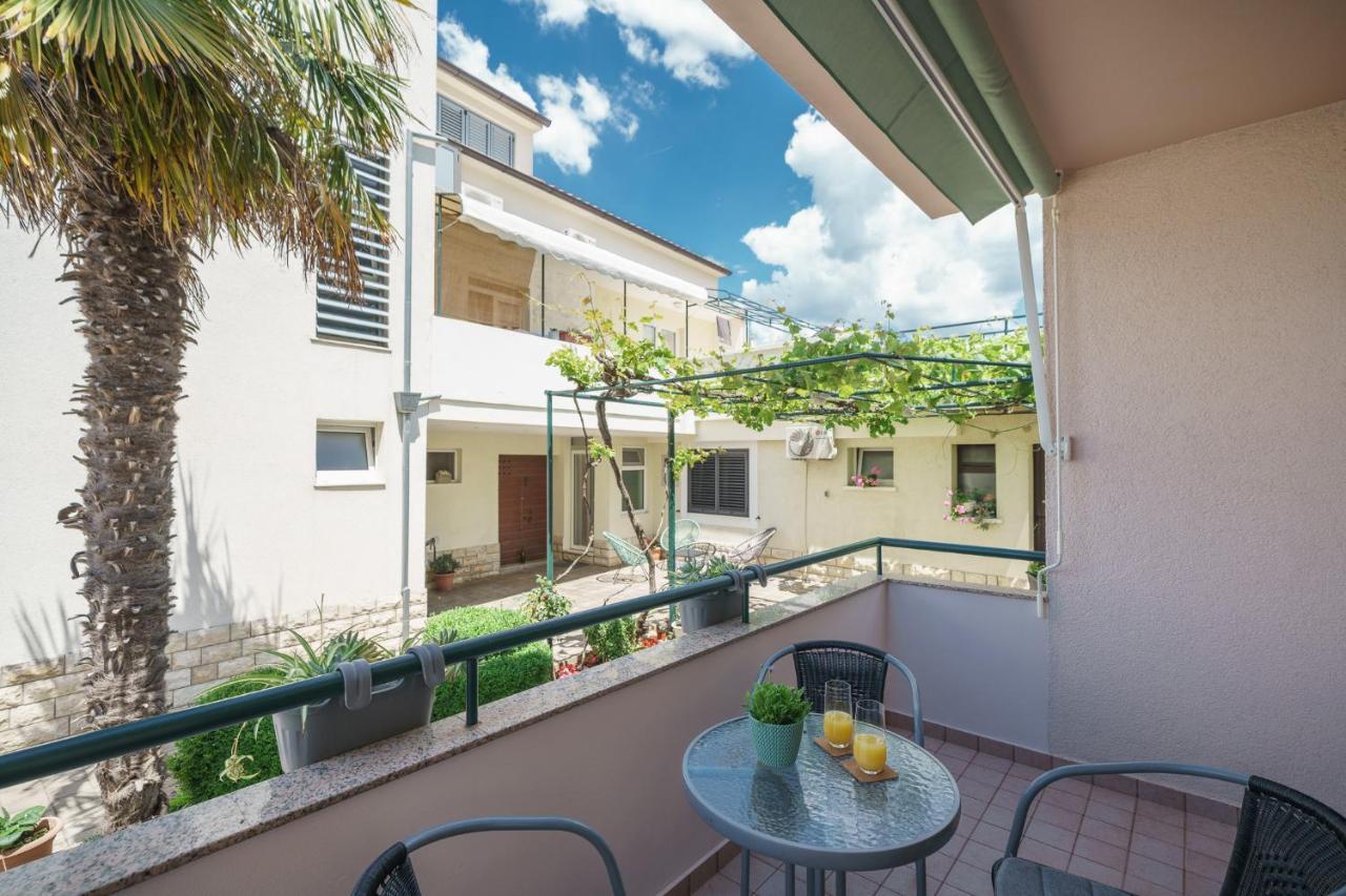 Family Petrov Apartments Vodice Eksteriør billede